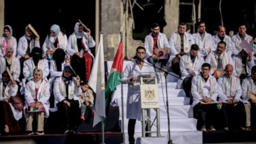 رغم الحرب والدمار..غزة تحتفل  بتخرج 168 طبيبا وطبيبة
