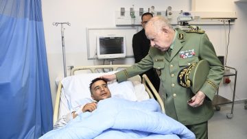 الفريق أول السعيد شنقريحة يتفقد المصابين إثر حادث المرور بولاية بني عباس