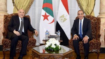 عطاف يجتمع بالقاهرة مع نظيره المصري