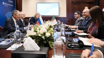 عطاف يتباحث مع لافروف علاقات الصداقة والتعاون