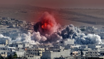 غزة تواجه القصف والنسف.. وتعلق آمالا على تسريع الإغاثة
