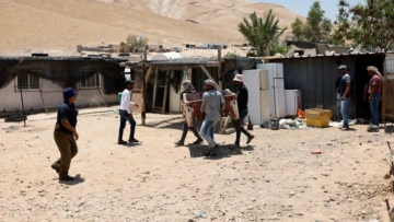 المستوطنون يرحلون 15 عائلة من أريحا ويواصلون هجماتهم بالضفة