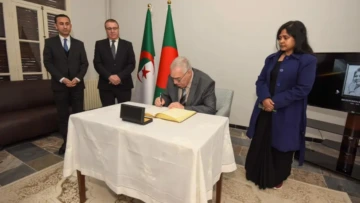 تاشريفت يوقع على سجل التعازي