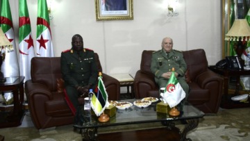 الفريق مصطفى سماعلي يستقبل رئيس أركان القوات البرية الموزمبيقية