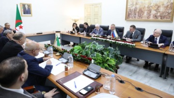 التأكيد على مواقف الجزائر الثابتة تجاه ضرورة تصفية الاستعمار ودعم قضايا التحرر