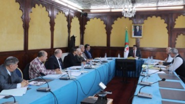 طه دربال يترأس اجتماع عمل خصص لدراسة وتقييم وضعية الخدمة العمومية للمياه بولاية سكيكدة