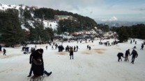 الزوار يقصدون الشريعة للاستمتاع بالثلوج