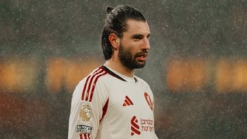 سوبوسلاي يفضل البقاء مع الريدز