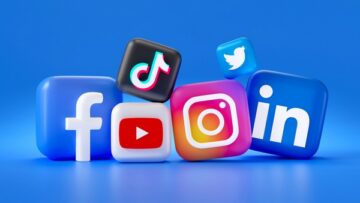 مواقع التواصل الاجتماعي.. تضع بصمتها على يوميات الشهر الفضيل