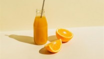 صورة معبرة عن خبراء ينصحون بالتوقيت المثالي لتناول عصير البرتقال