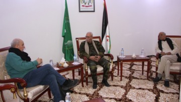 الرئيس الصحراوي يستقبل المتضامن الإسباني خوسي ماريا كوستا…ويكرمه