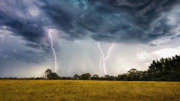البرق بشير ونذير