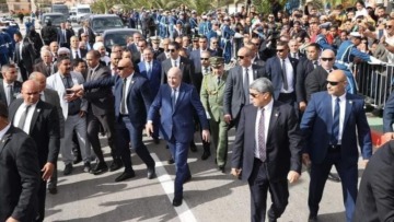 رئيس الجمهورية يخص باستقبال شعبي حاشد وحار بولاية بشار