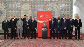 الرئيس تبون يستقبل وفدا عن الاتحاد الدولي لكرة القدم حاملا معه مجسم بطولة كأس العالم 2026