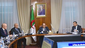 الوزير الأول يترأس اجتماعًا للمجلس الوزاري المشترك
