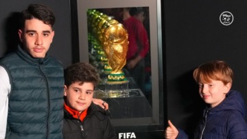 الجماهير الجزائرية “تلامس” كأس العالم