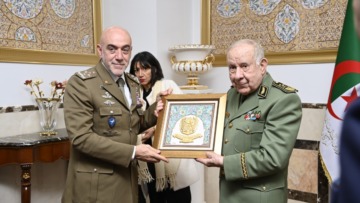 الفريق أول السعيد شنقريحة يستقبل رئيس أركان الجيش البري الإيطالي ويبحث التعاون العسكري