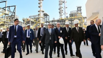 وهران: الوزير الأول يعاين مشروع انجاز وحدة لإنتاج ميثيل ثلاثي بيوتيل الإيثر بالمنطقة الصناعية بأرزيو