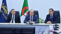 صورة معبرة عن الوزير الأول يشرف على تنصيب محافظ بنك الجزائر محمد لمين لبو