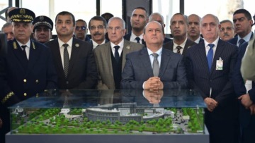 الوزير الأول يشرف على تدشين المقر الجديد للمديرية الجهوية للمنطقة الصناعية بأرزيو