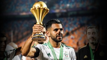 الكاف تحتفل بعيد ميلاد رياض محرز