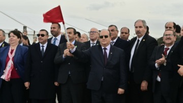 الوزير الأول يتابع بوهران وصول وتفريغ أولى شحنات خام الحديد المستخرجة من منجم غارا جبيلات بتندوف