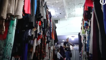 محلات بيع ملابس “الشيفون”..  وجهة مفضلة للكثير من الناس