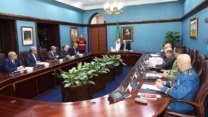 صورة معبرة عن رئيس الجمهورية يترأس اجتماعا لتقييم عمل اللجنة المكلفة بالتحضير لزيارة البابا ليون الـ14 إلى الجزائر