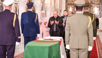 مواطنون يعبرون عن حزنهم لوفاة الرئيس الأسبق المجاهد اليامين زروال ويشيدون بخصاله