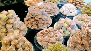 مطابخ الجزائريات تتحول لورشات صغيرة لصناعة الحلويات