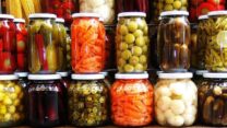 أضرار قد تُسببها المخللات في رمضان