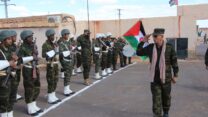 صورة معبرة عن رئيس الجمهورية الصحراوية يشرف على تسليم المهام لرئيس اركان جيش التحرير الشعبي