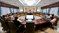 صورة معبرة عن اجتماع الحكومة: دراسة مشاريع وعروض تخص عدة قطاعات