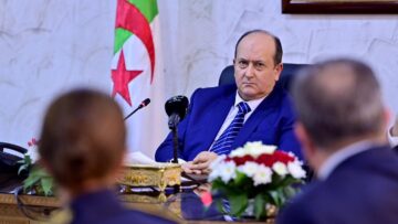 الوزير الأول يترأس اجتماعًا وزاريًا لتقييم جاهزية خطة مواجهة انتشار الجراد