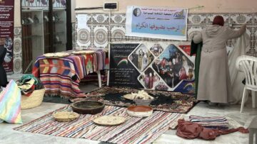 حرفيون يعرضون مهاراتهم وإبداعاتهم المستوحاة من الذاكرة الثورية 