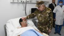 صورة معبرة عن الفريق أول شنقريحة يتفقد المصابين بمستشفى عين النعجة العسكري