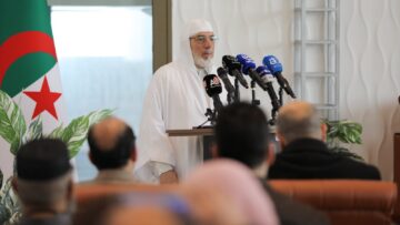 عميد جامع الجزائر يشرف على الإعلان عن نتائج مسابقة “جائزة محمد بن سعيد شريفي للخط العربي”