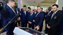 الوزير الأول يزور معرضا لأهم الفاعلين في الاتصالات والتكنولوجيا والذكاء الاصطناعي