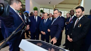 الوزير الأول يزور معرضا لأهم الفاعلين في الاتصالات والتكنولوجيا والذكاء الاصطناعي