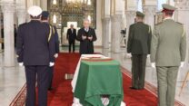 كبار المسؤولين في الدولة يلقون النظرة الأخيرة على الرئيس السابق المجاهد اليامين زروال