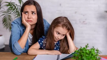 أمهات يواجهن ضغط الاختبارات في رمضان