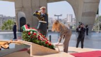رئيسة مجلس الوزراء الإيطالي تضع إكليلا من الزهور أمام النصب التذكاري المخلد لشهداء الثورة التحريرية المجيدة