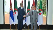 صورة معبرة عن الوزير الأول يؤكد على أهمية تعزيز المبادلات التجارية والاقتصادية بين الجزائر وصربيا وتحقيق الاستغلال الأمثل لإمكانياتهما