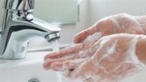 أخطاء نرتكبها عند غسل اليدين