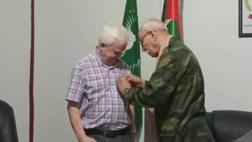 الرئيس الصحراوي يوشح متضامنين أجانب بوسام الجمهورية