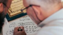 جمال الخط في الجزائر.. فن يتراجع واهتمام يتلاشى لدى الشباب
