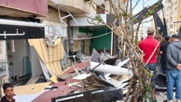 هدم توسعات لمحلات تجارية بالرصيف في عين البنيان