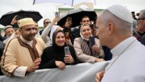صورة معبرة عن مواطنو عنابة يتفاعلون مع زيارة بابا الفاتيكان إلى الولاية