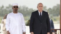 صورة معبرة عن الرئيس تبون يتطرق مع نظيره التشادي لمشاريع التعاون بين البلدين