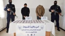 توقيف شخصين وضبط 900 كبسولة من المؤثرات العقلية